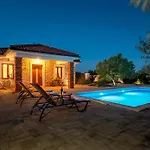 Lunis Villa *