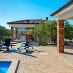 Lunis Villa *
