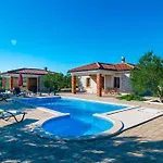 Lunis Villa