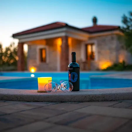 Lunis Villa